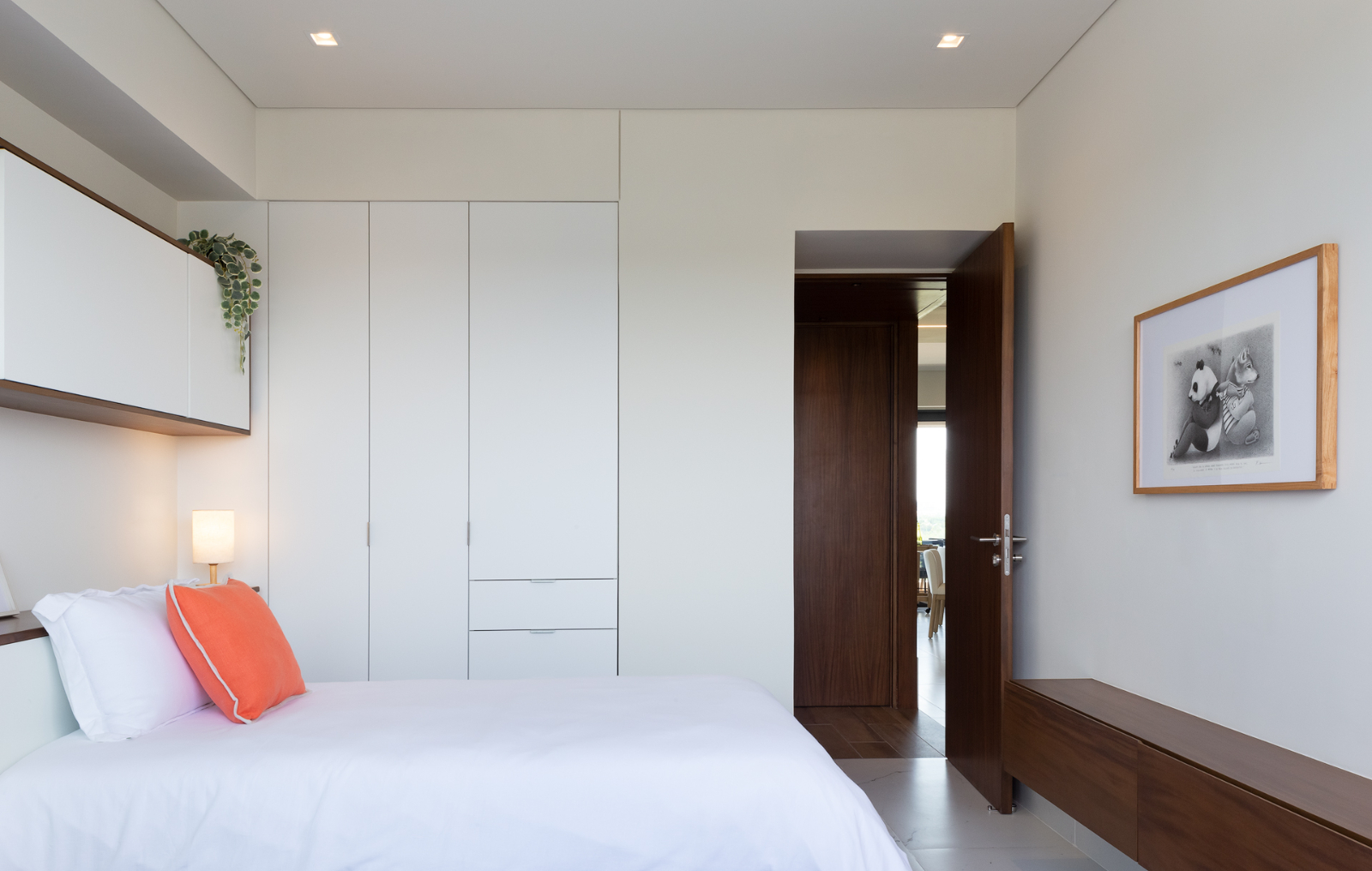 Beautiful view of the sea and the marina, apartment with amenities: infinity pool, spa, gym, lounge area, event room, lobby