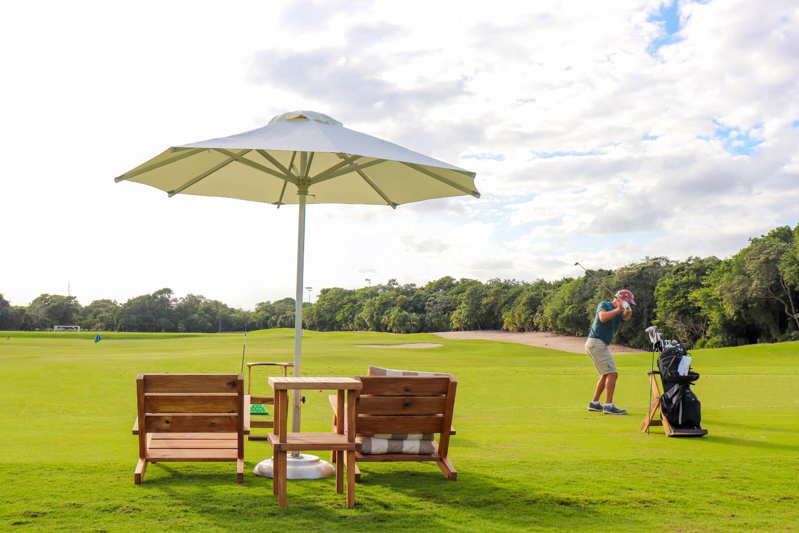 Golf course, penthouse with 129 m2 private terrace, service room, clubhouse, cenotes, beach club, parks, 2 covered parking spaces, pre-const