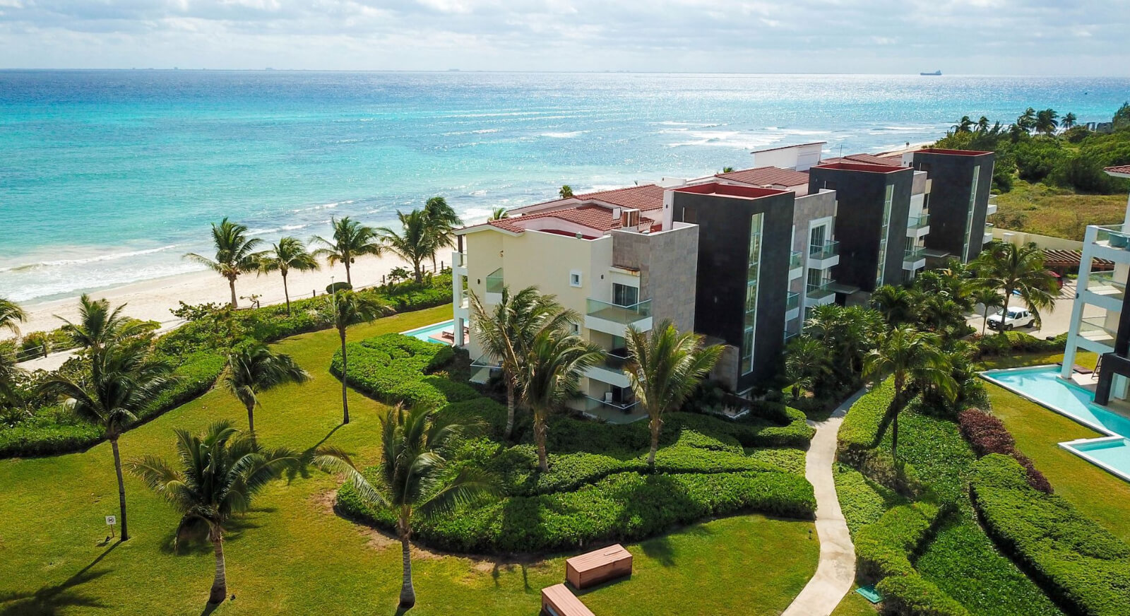 Beachfront condo with private pool, golf course, beach club, relaxing areas with hammocks, Corasol, for sale Playa del Carmen.
