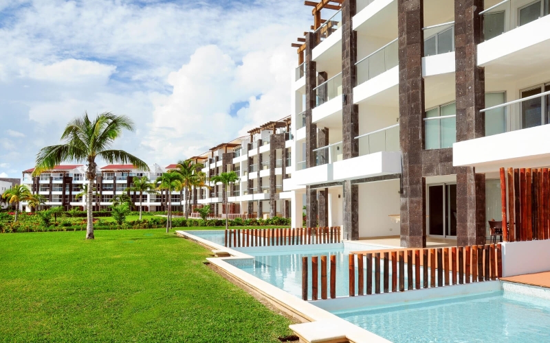 Beachfront condo with private pool, golf course, beach club, relaxing areas with hammocks, Corasol, for sale Playa del Carmen.