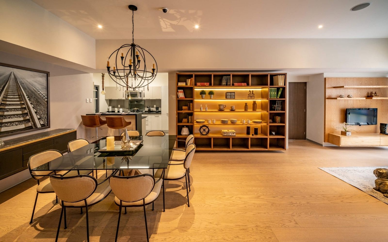 Condo with high ceilings for sale at Bosque Real, pet-friendly, indoor pool, spa, playground, Huixquilucan Mexico City