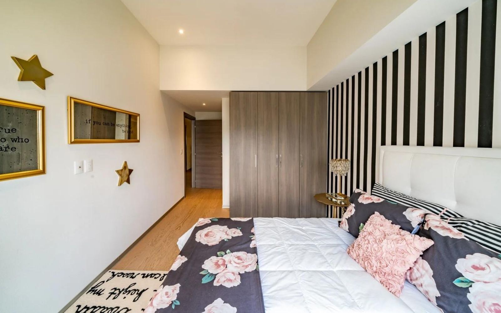 Condo with10m2 covered terrace, double height, heated pool, cafeteria, sky lounge, playground for children, pet friendly, pre-construction f