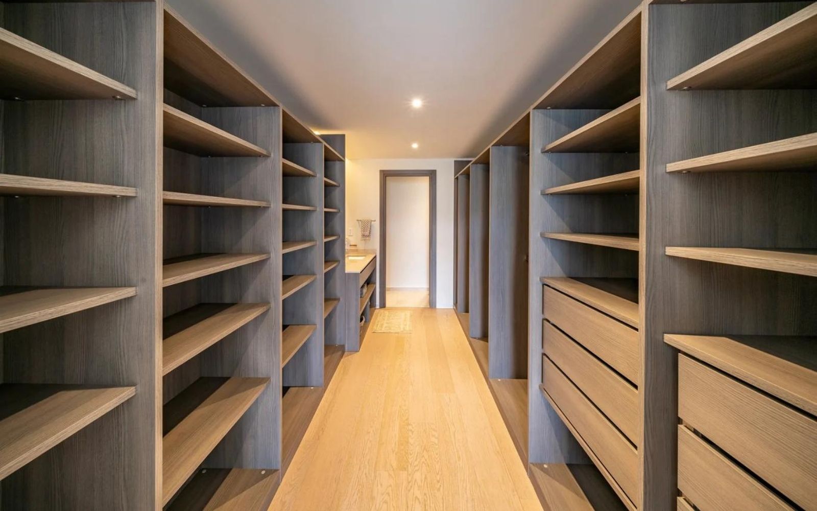 Condo with10m2 covered terrace, double height, heated pool, cafeteria, sky lounge, playground for children, pet friendly, pre-construction f