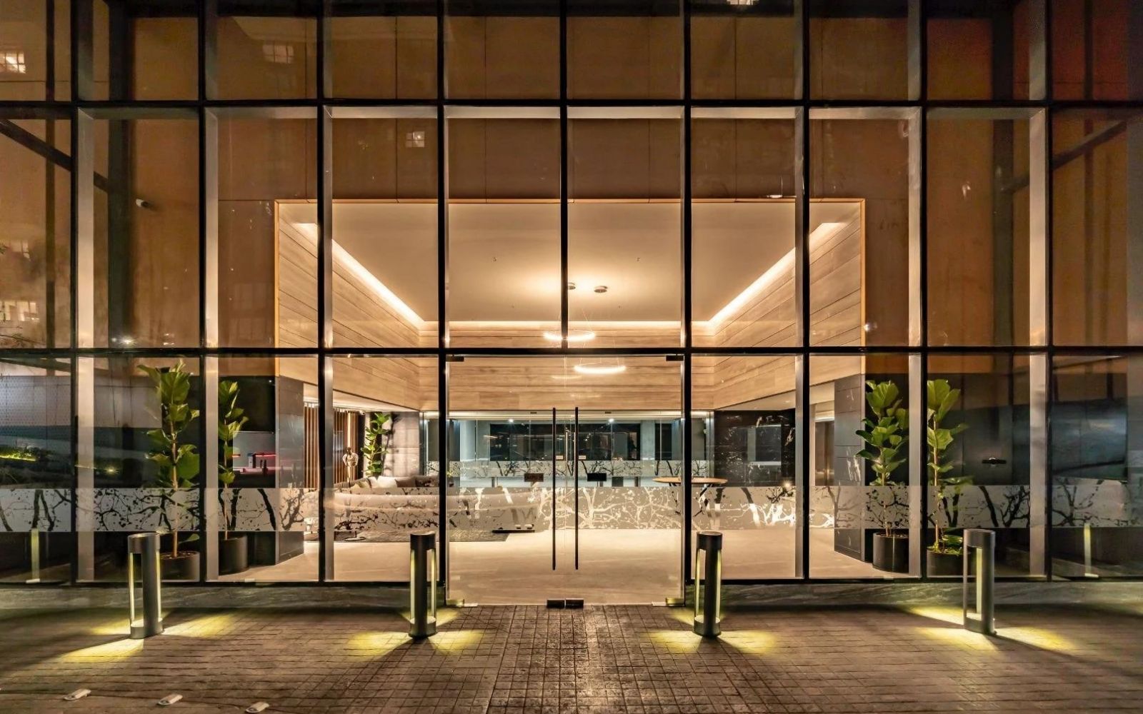 Condo with10m2 covered terrace, double height, heated pool, cafeteria, sky lounge, playground for children, pet friendly, pre-construction f