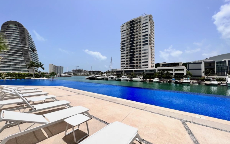 Condominio frente a marina, vistas al campo de golf