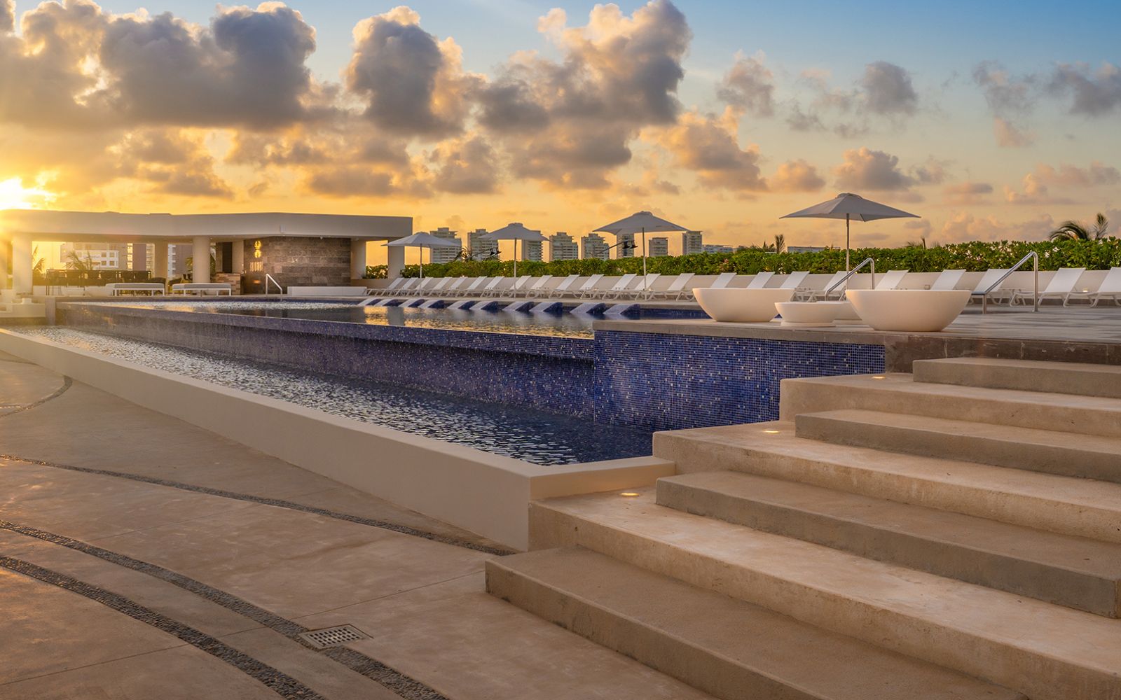 Apartment with garden, infinity pool, jacuzzi, snack bar, service room, pre-construction, in Puerto Cancun