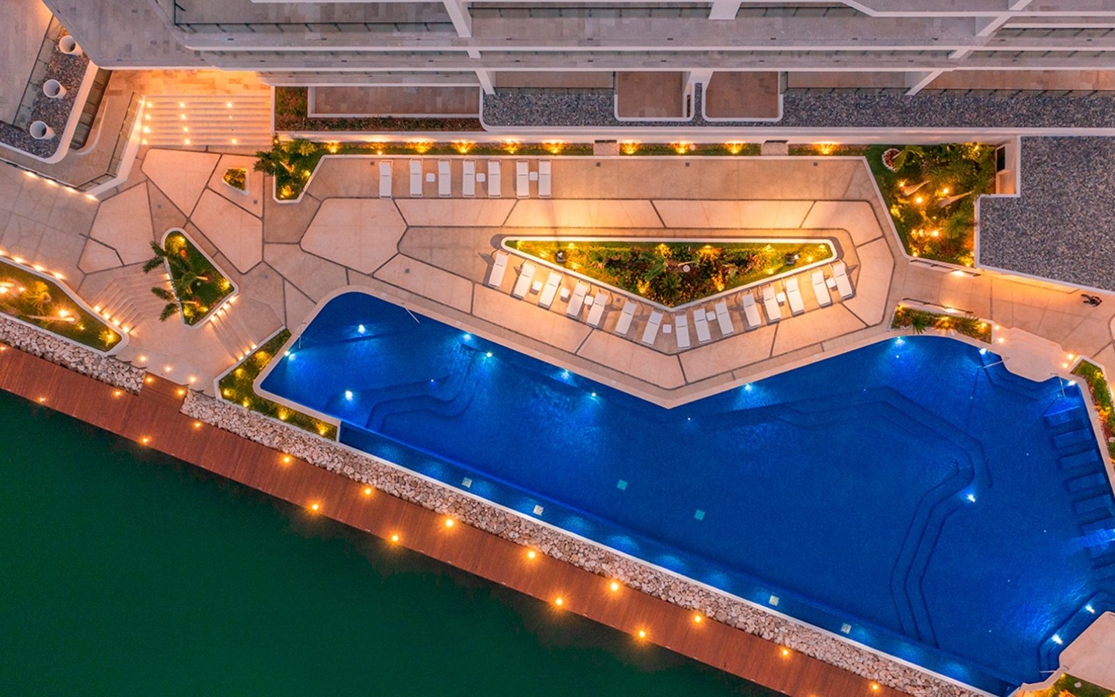 Condo de 3 recamaras con vista al mar y la marina, con amenidades: alberca infinity, spa, gimnasio, area lounge, salon de eventos, lobby