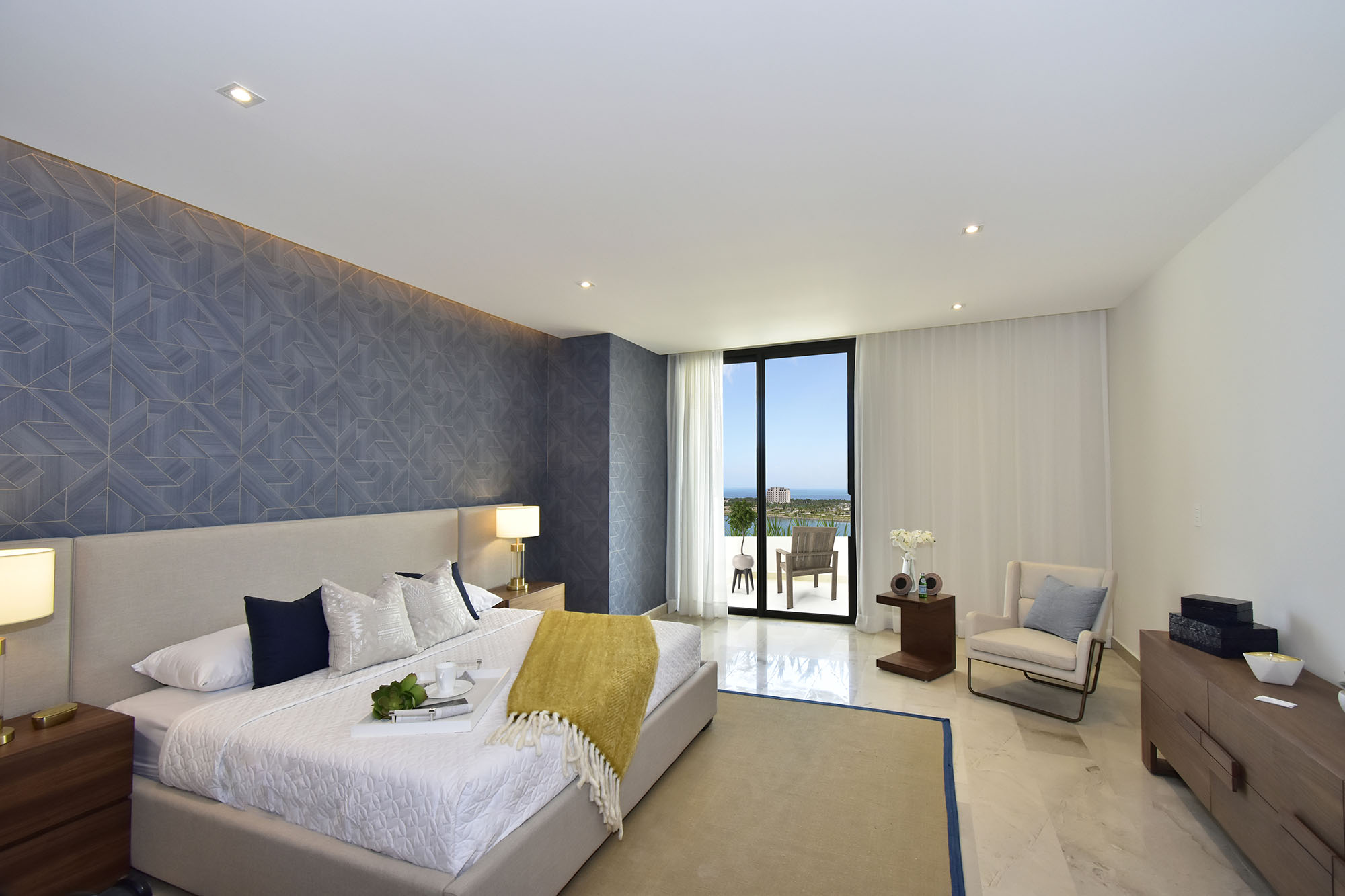 Condo de 3 recamaras con vista al mar y la marina, con amenidades: alberca infinity, spa, gimnasio, area lounge, salon de eventos, lobby