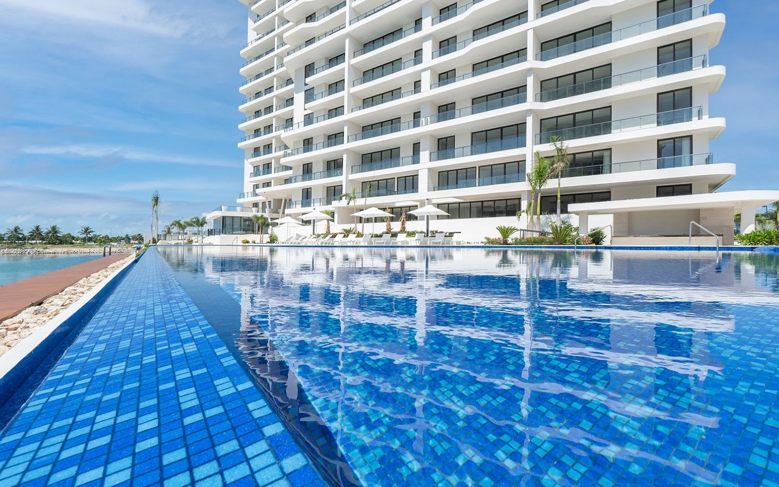 Departamento con vistas al mar y a la marina, muelle, alberca de adultos, canchas deportivas, golf, marina en venta en Puerto Canc&uacute;n.