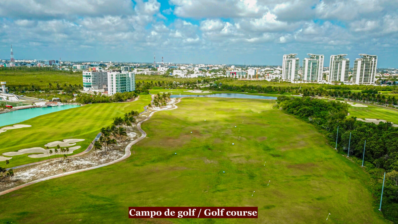 Departamento con vistas al mar y a la marina, muelle, alberca de adultos, canchas deportivas, golf, marina en venta en Puerto Canc&uacute;n.