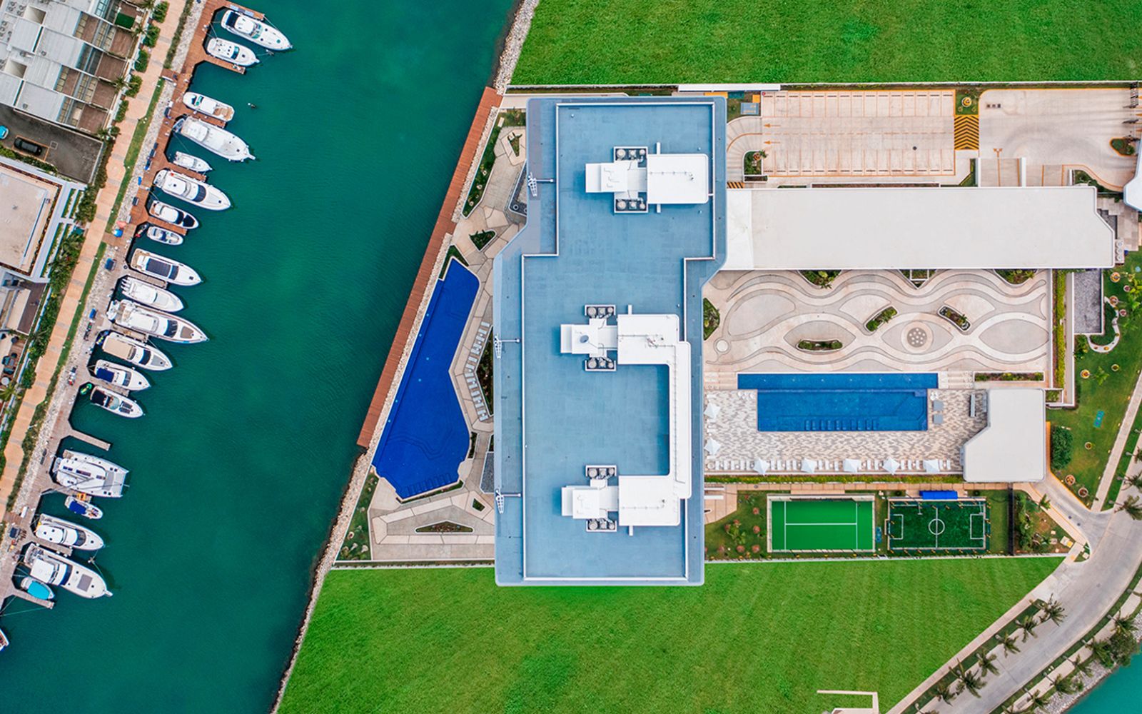 Departamento con vistas al mar y a la marina, muelle, alberca de adultos, canchas deportivas, golf, marina en venta en Puerto Canc&uacute;n.