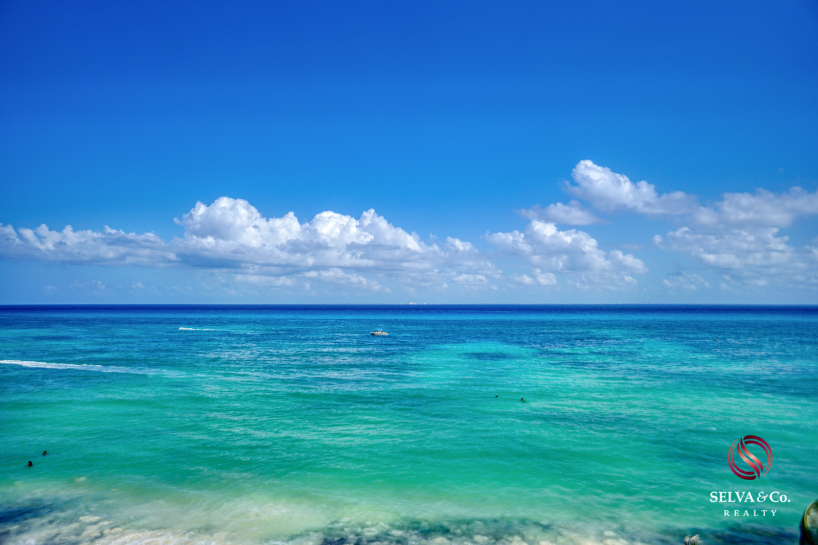 Condominio frente al mar con alberca privada, 3,000 m2 de Albercas, campo de Golf, Club de playa, Corasol, en venta Playa del Carmen.