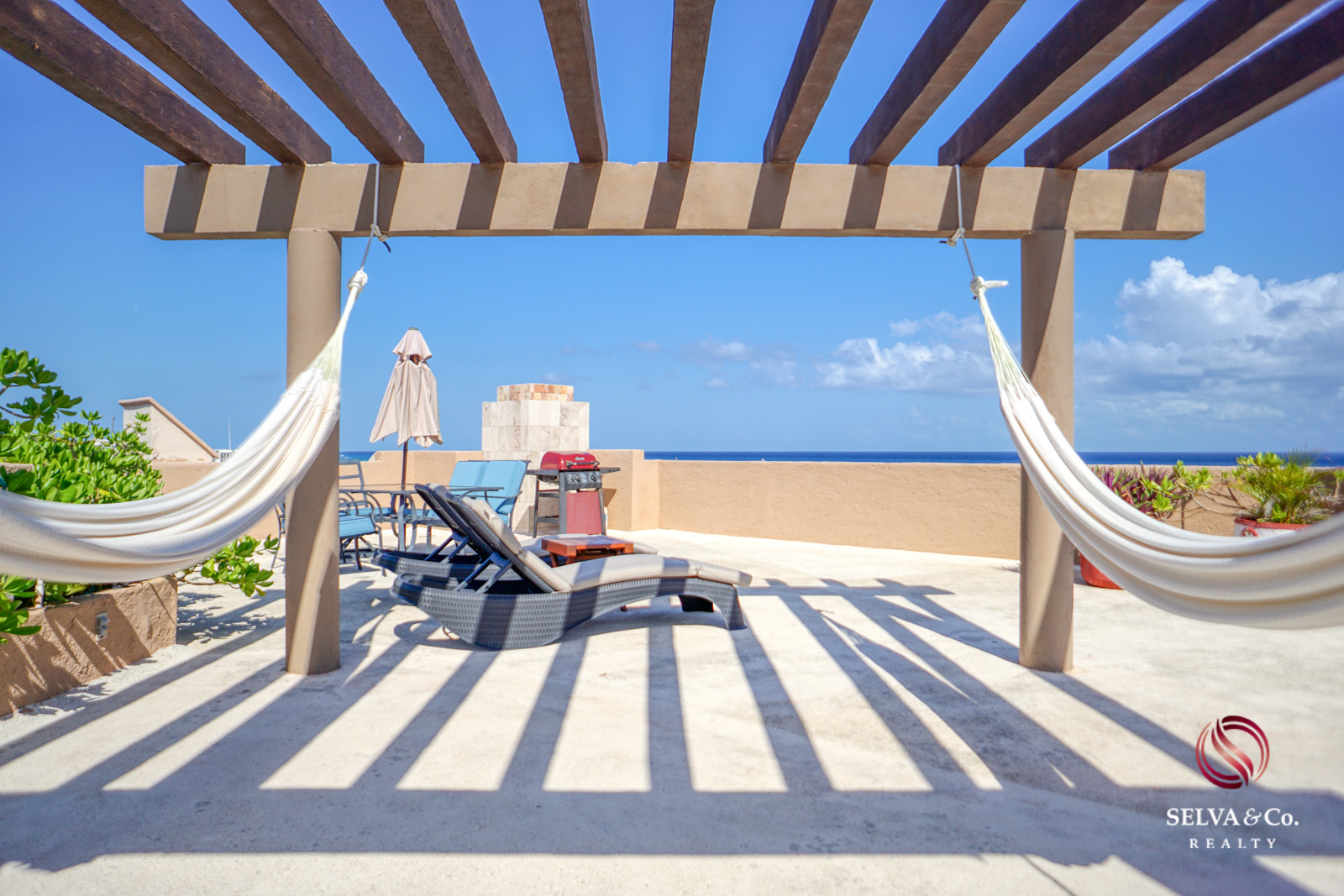 Condominio frente al mar con alberca privada, 3,000 m2 de Albercas, campo de Golf, Club de playa, Corasol, en venta Playa del Carmen.