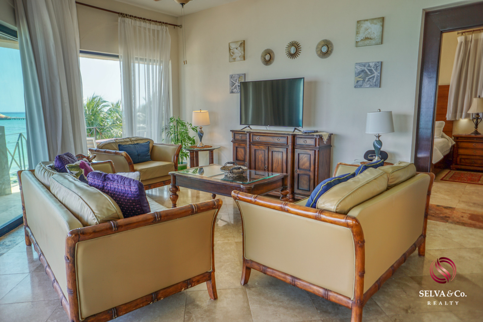 Condominio frente al mar con alberca privada, 3,000 m2 de Albercas, campo de Golf, Club de playa, Corasol, en venta Playa del Carmen.