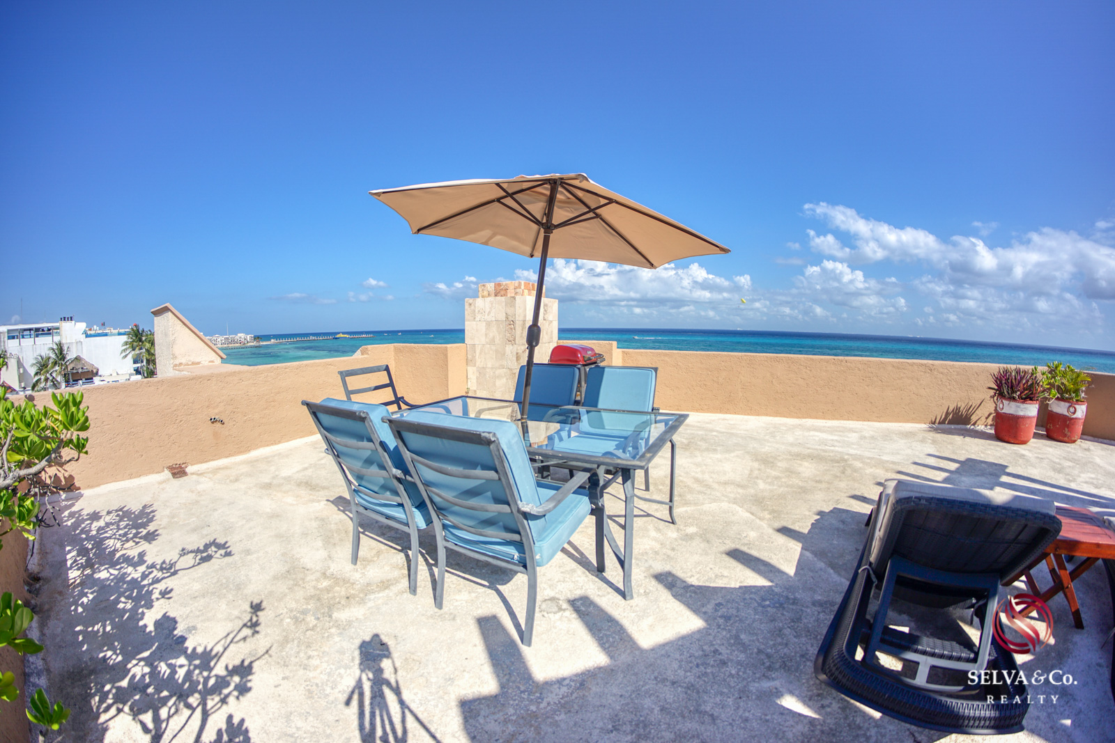 Condominio frente al mar con alberca privada, 3,000 m2 de Albercas, campo de Golf, Club de playa, Corasol, en venta Playa del Carmen.