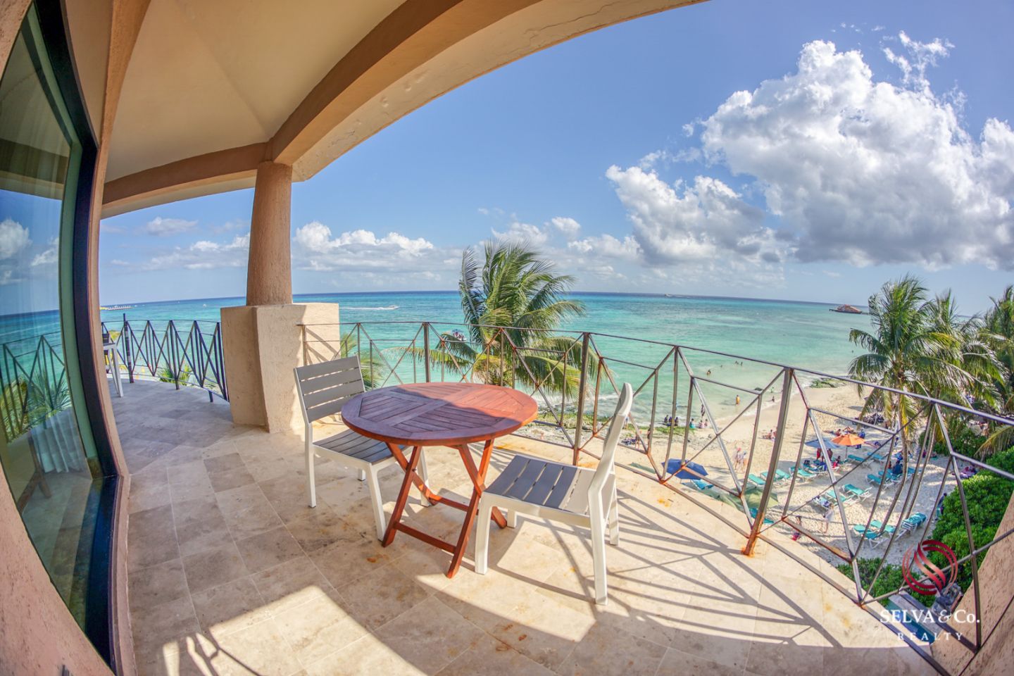 Condominio frente al mar con alberca privada, 3,000 m2 de Albercas, campo de Golf, Club de playa, Corasol, en venta Playa del Carmen.