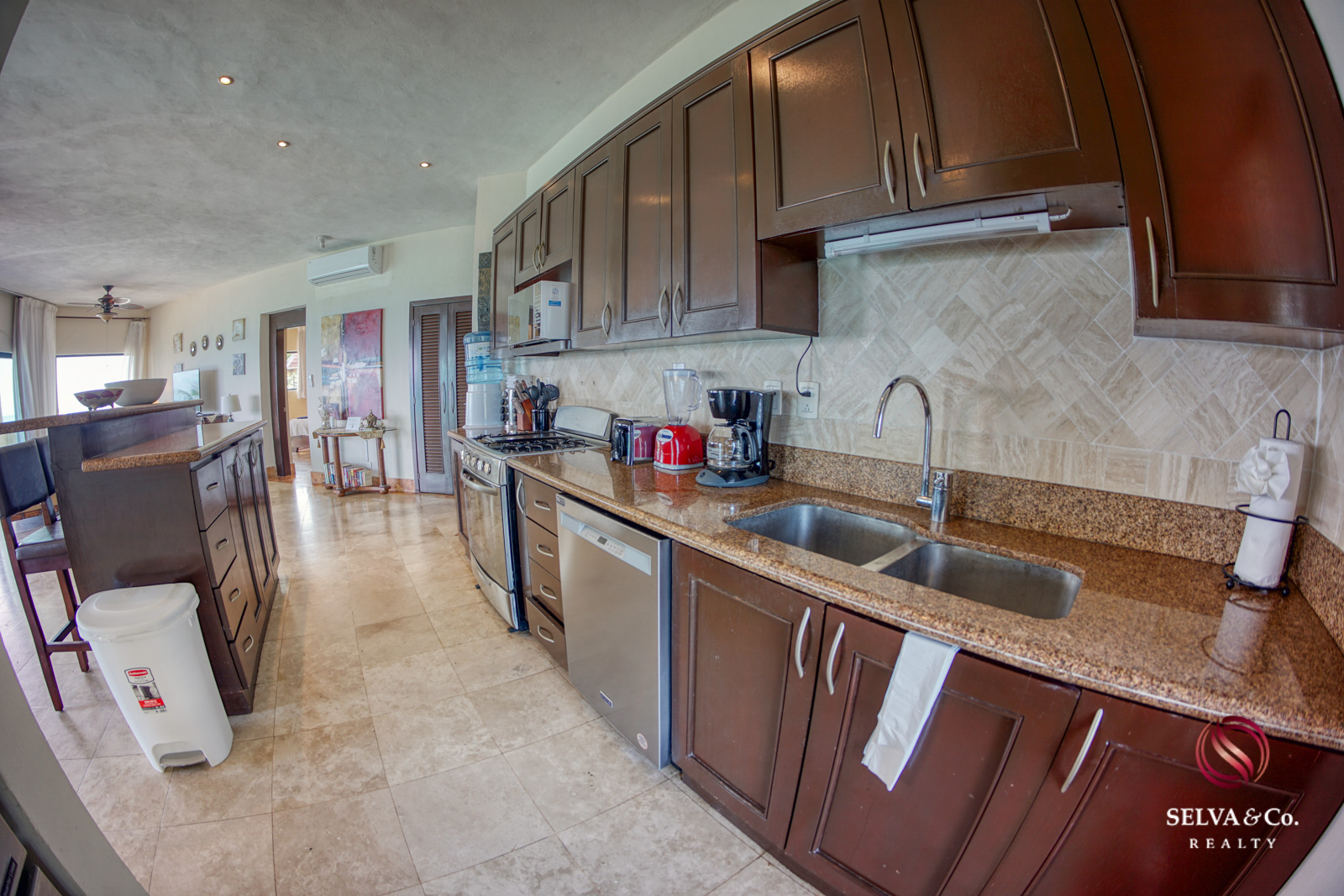 Condominio frente al mar con alberca privada, 3,000 m2 de Albercas, campo de Golf, Club de playa, Corasol, en venta Playa del Carmen.