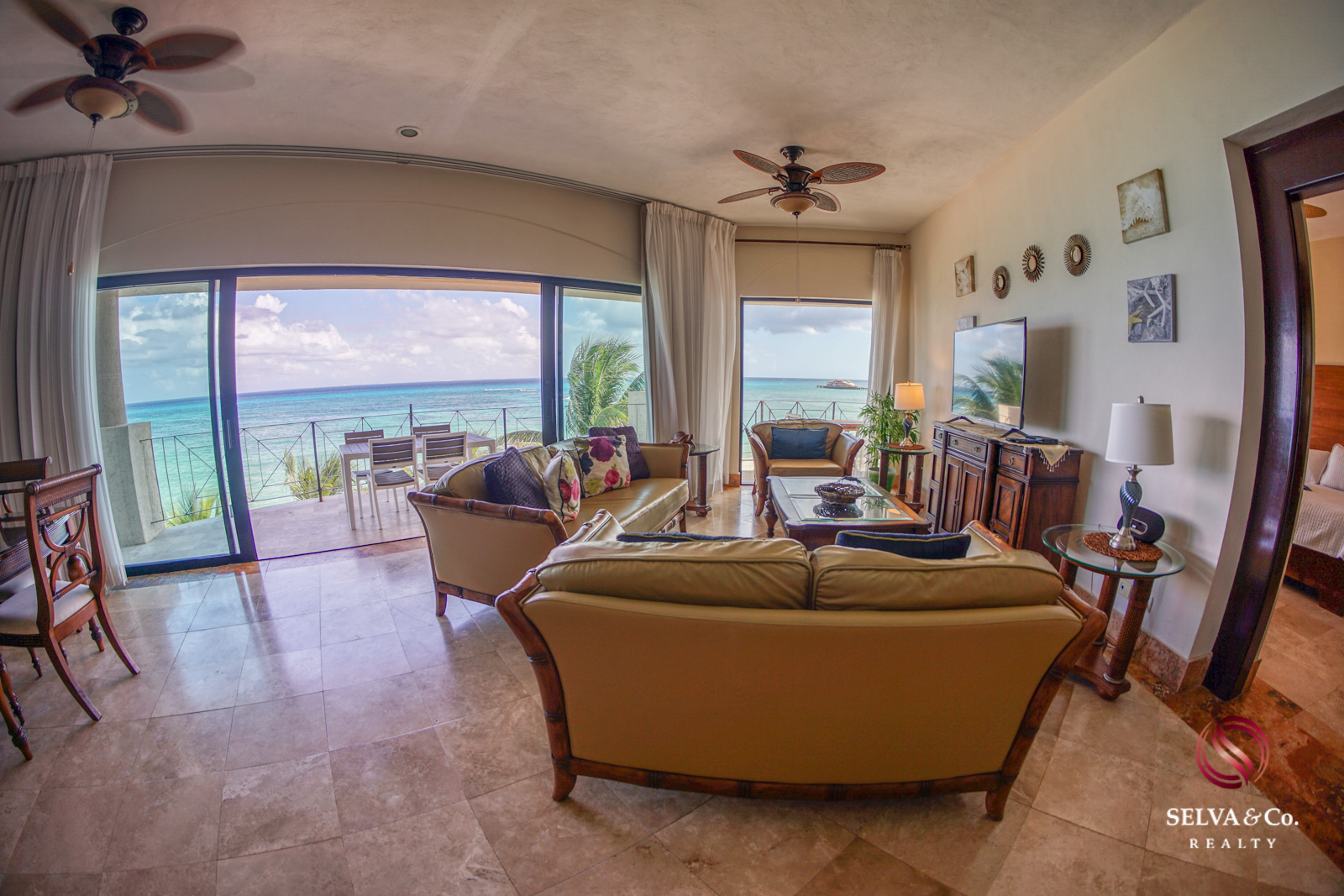 Condominio frente al mar con alberca privada, 3,000 m2 de Albercas, campo de Golf, Club de playa, Corasol, en venta Playa del Carmen.