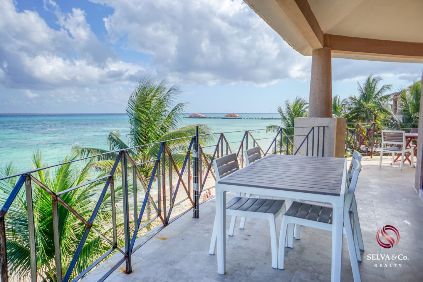 Condominio frente al mar con alberca privada, 3,000 m2 de Albercas, campo de Golf, Club de playa, Corasol, en venta Playa del Carmen.