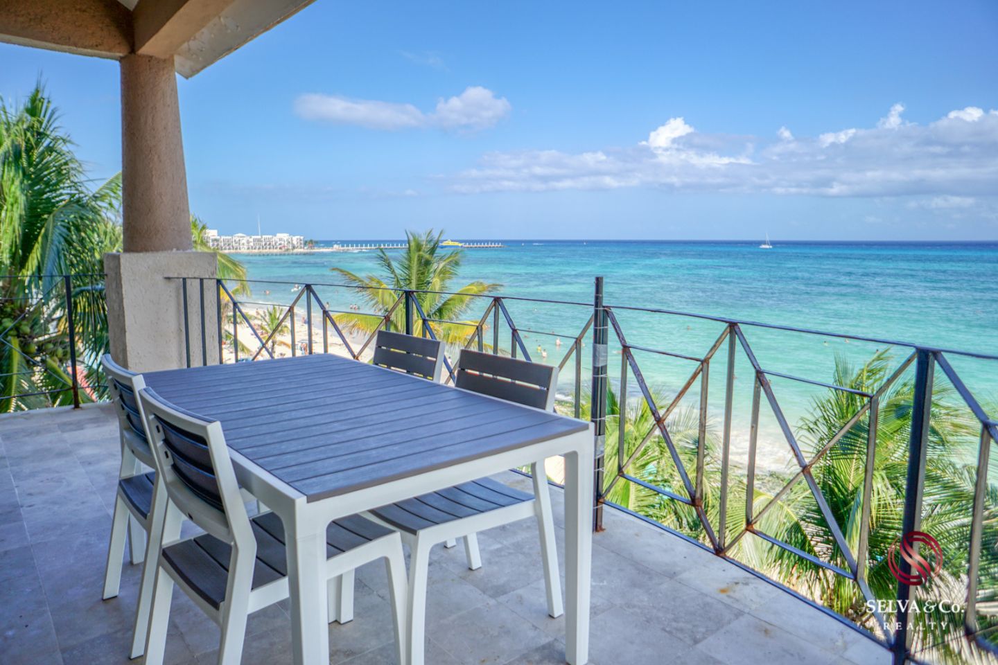 Condominio frente al mar con alberca privada, 3,000 m2 de Albercas, campo de Golf, Club de playa, Corasol, en venta Playa del Carmen.