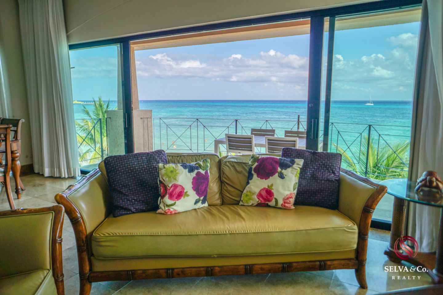 Condominio frente al mar con alberca privada, 3,000 m2 de Albercas, campo de Golf, Club de playa, Corasol, en venta Playa del Carmen.