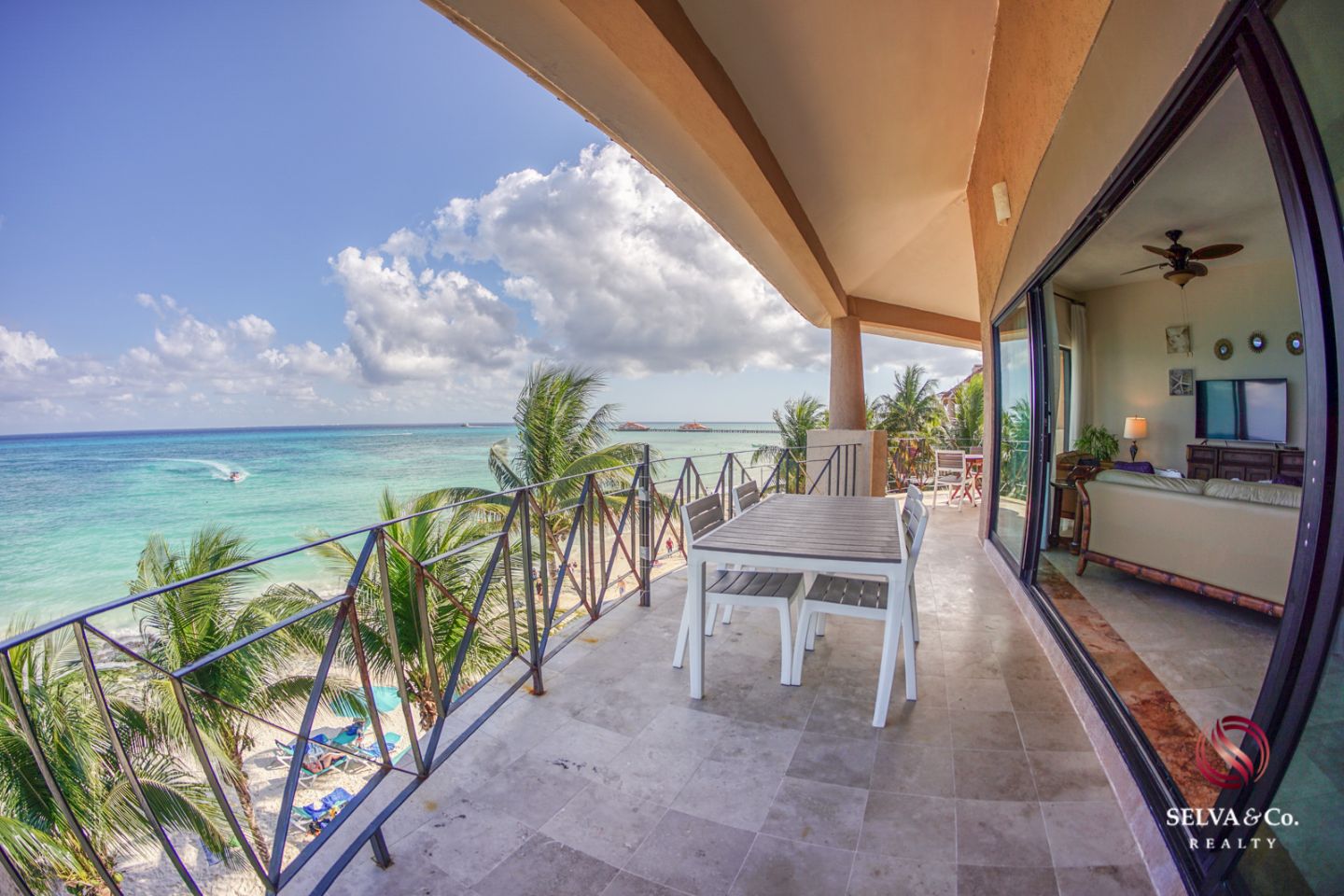 Condominio frente al mar con alberca privada, 3,000 m2 de Albercas, campo de Golf, Club de playa, Corasol, en venta Playa del Carmen.