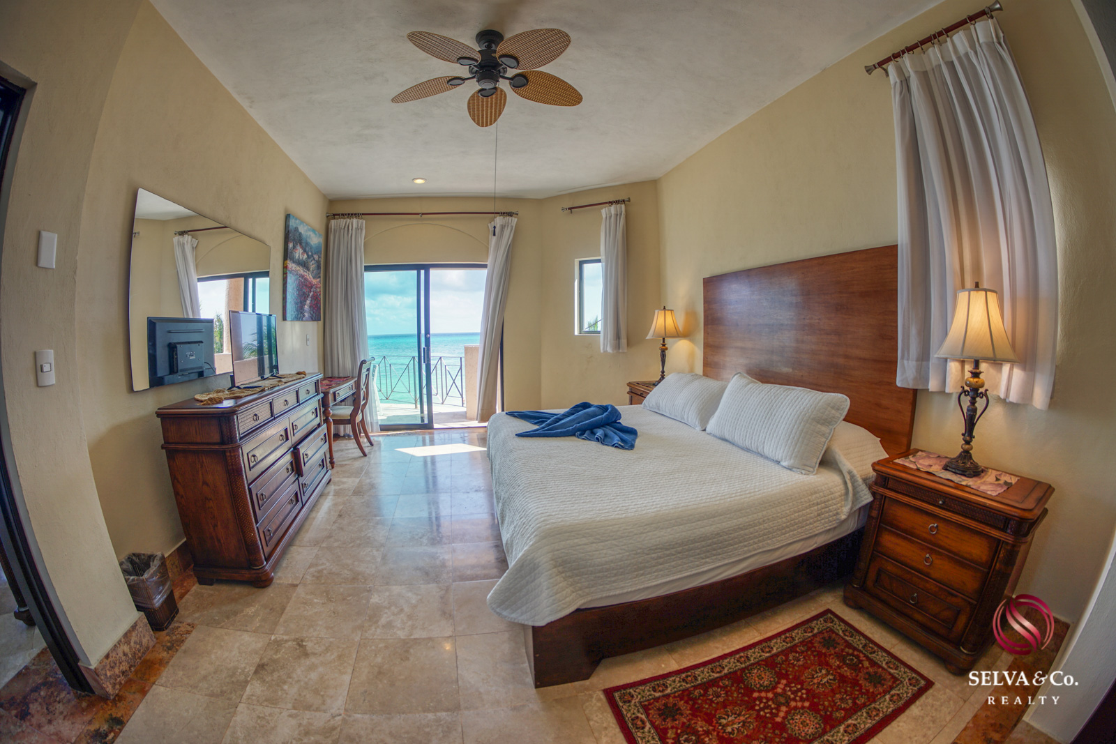 Condominio frente al mar con alberca privada, 3,000 m2 de Albercas, campo de Golf, Club de playa, Corasol, en venta Playa del Carmen.