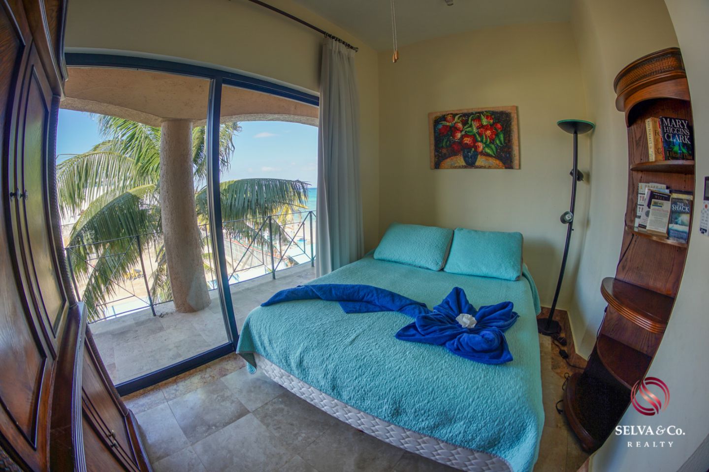 Condominio frente al mar con alberca privada, 3,000 m2 de Albercas, campo de Golf, Club de playa, Corasol, en venta Playa del Carmen.