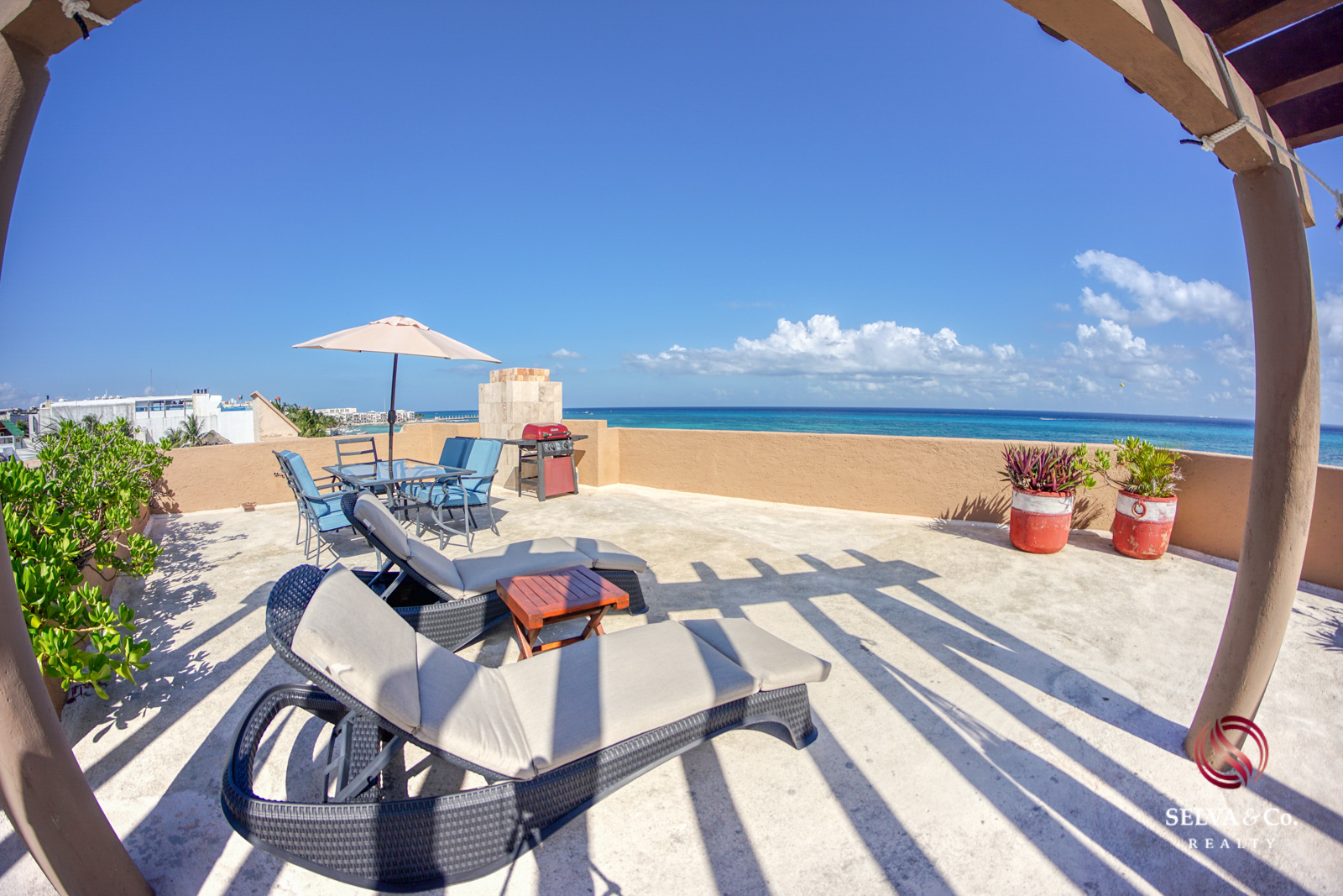 Condominio frente al mar con alberca privada, 3,000 m2 de Albercas, campo de Golf, Club de playa, Corasol, en venta Playa del Carmen.