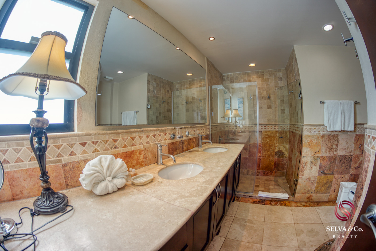 Condominio frente al mar con alberca privada, 3,000 m2 de Albercas, campo de Golf, Club de playa, Corasol, en venta Playa del Carmen.