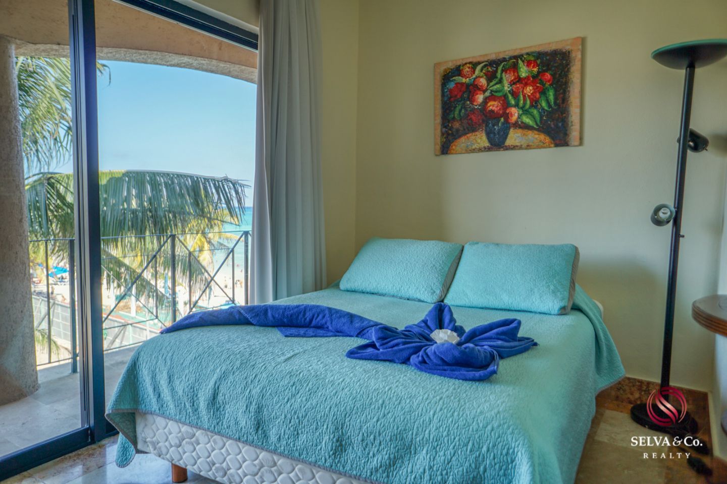 Condominio frente al mar con alberca privada, 3,000 m2 de Albercas, campo de Golf, Club de playa, Corasol, en venta Playa del Carmen.