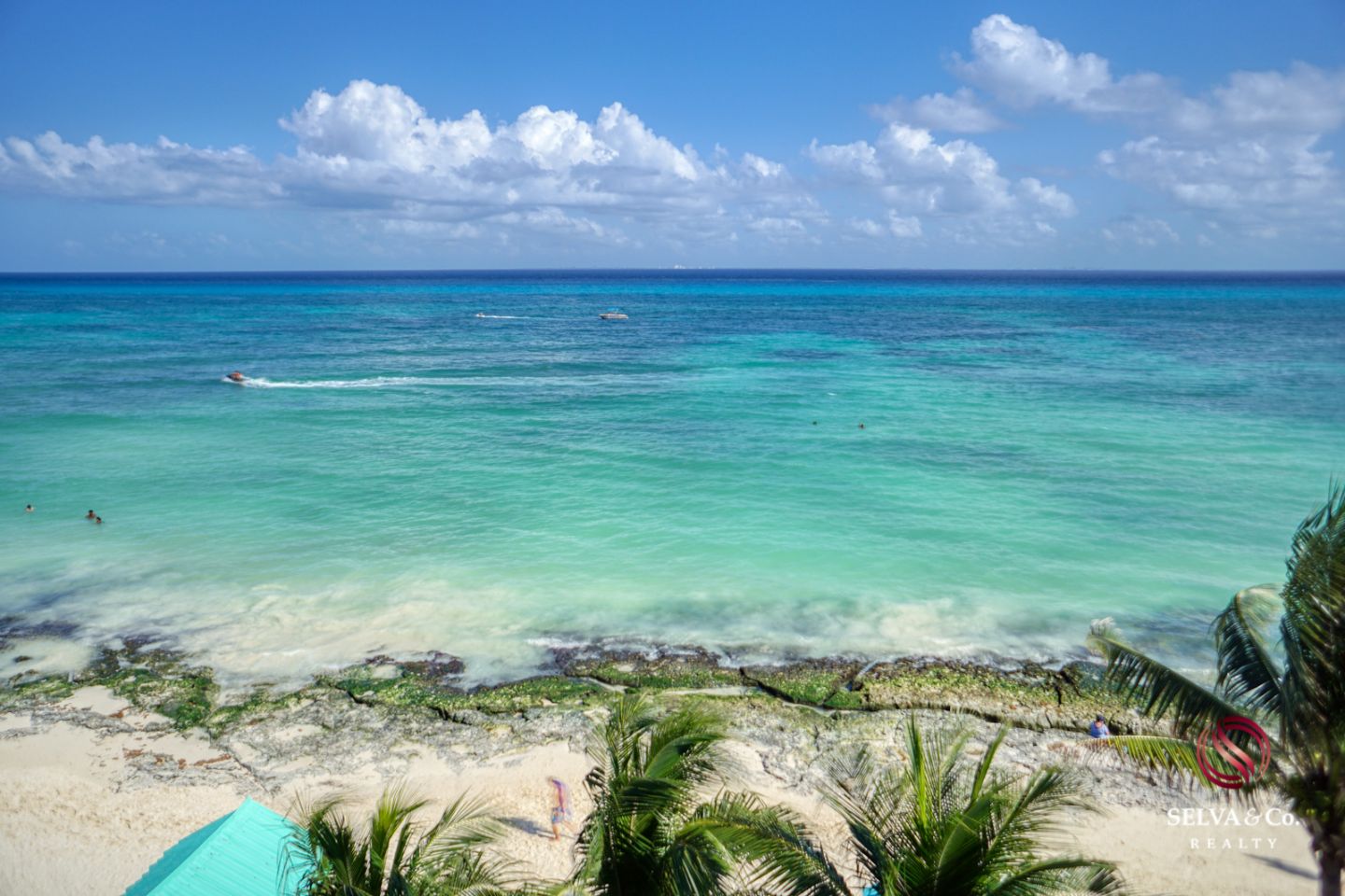 Condominio frente al mar con alberca privada, 3,000 m2 de Albercas, campo de Golf, Club de playa, Corasol, en venta Playa del Carmen.