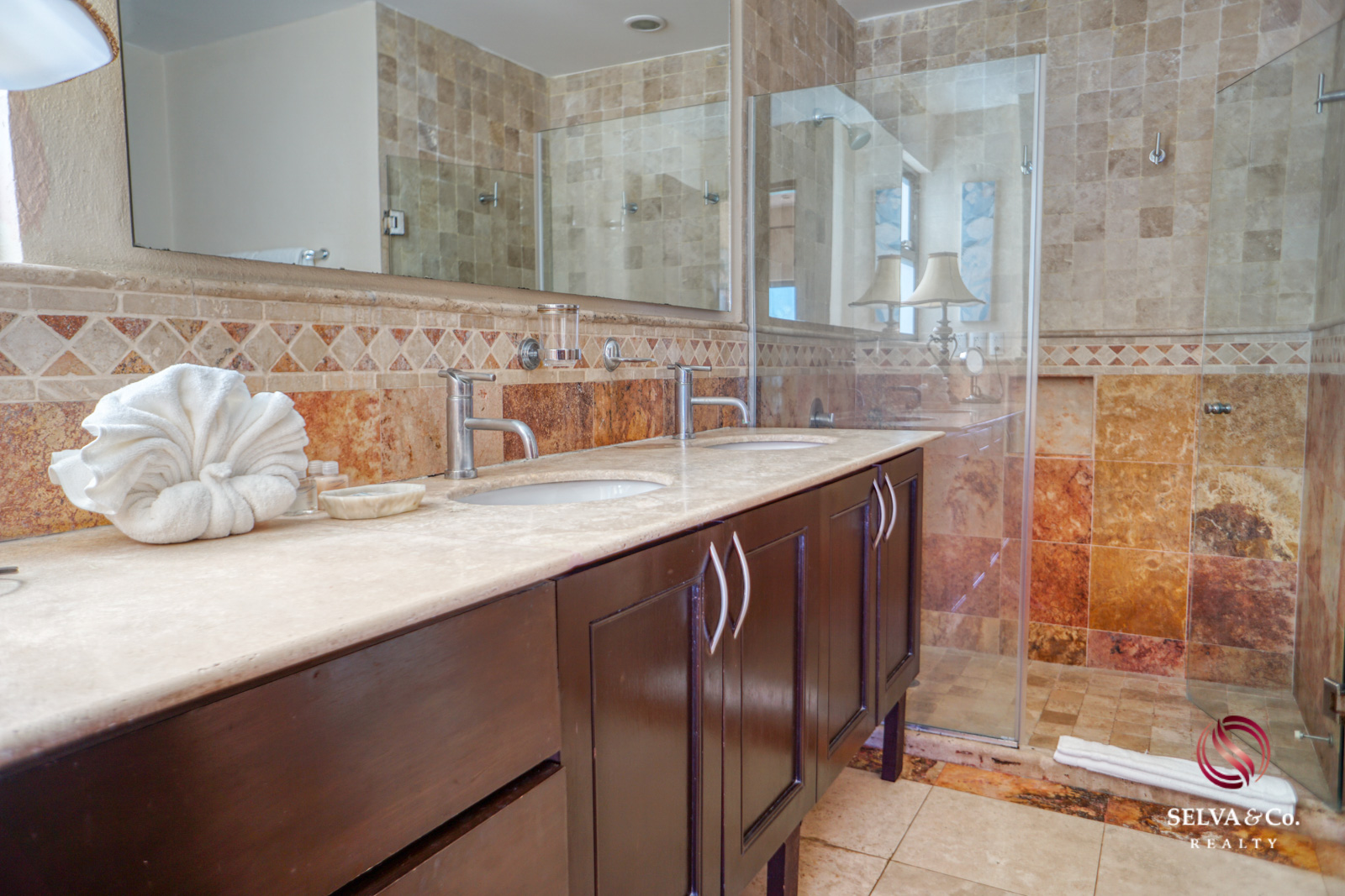 Condominio frente al mar con alberca privada, 3,000 m2 de Albercas, campo de Golf, Club de playa, Corasol, en venta Playa del Carmen.