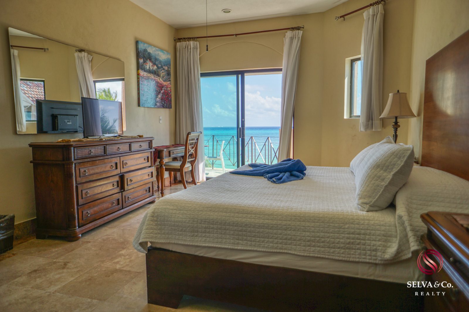 Condominio frente al mar con alberca privada, 3,000 m2 de Albercas, campo de Golf, Club de playa, Corasol, en venta Playa del Carmen.