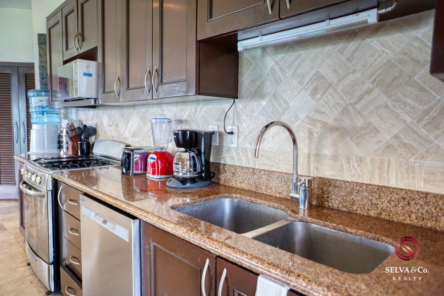 Condominio frente al mar con alberca privada, 3,000 m2 de Albercas, campo de Golf, Club de playa, Corasol, en venta Playa del Carmen.