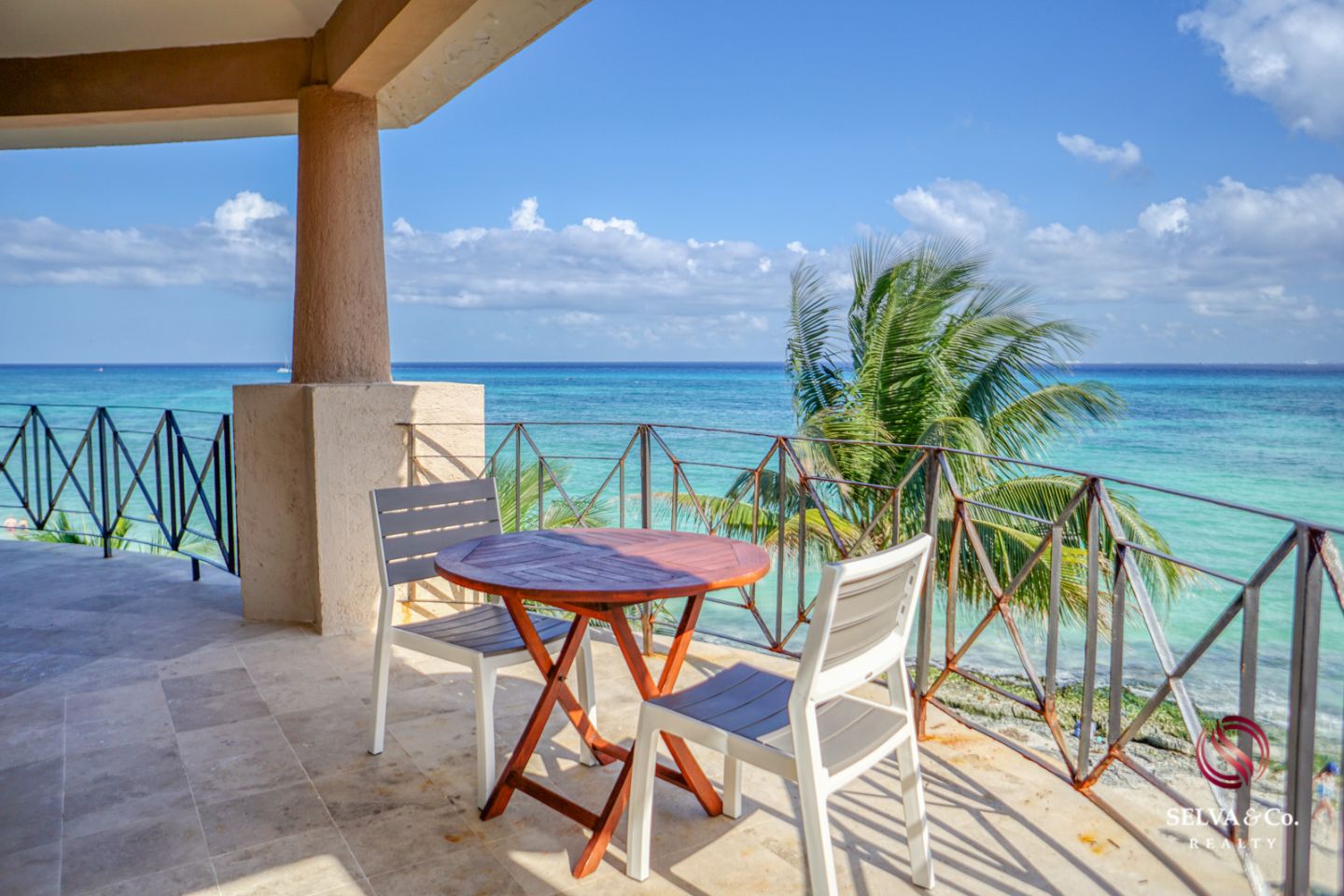 Condominio frente al mar con alberca privada, 3,000 m2 de Albercas, campo de Golf, Club de playa, Corasol, en venta Playa del Carmen.