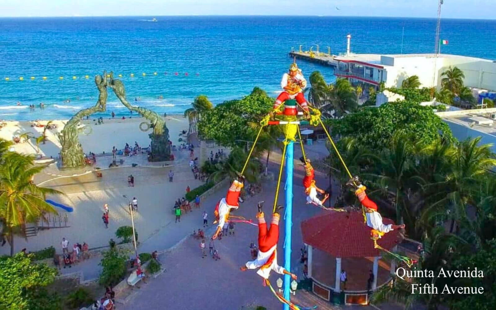 Condominio frente al mar con alberca privada, 3,000 m2 de Albercas, campo de Golf, Club de playa, Corasol, en venta Playa del Carmen.