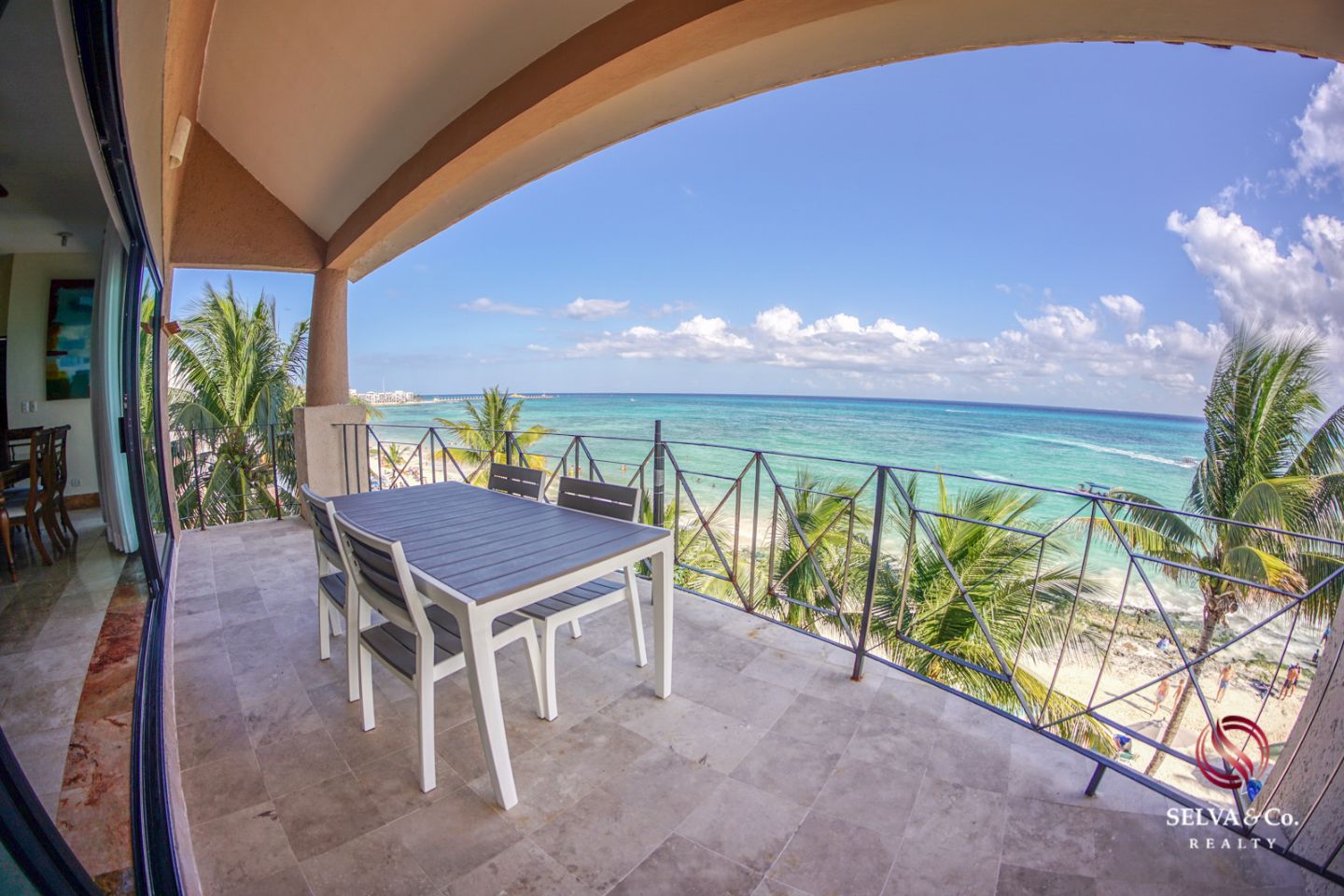 Condominio frente al mar con alberca privada, 3,000 m2 de Albercas, campo de Golf, Club de playa, Corasol, en venta Playa del Carmen.