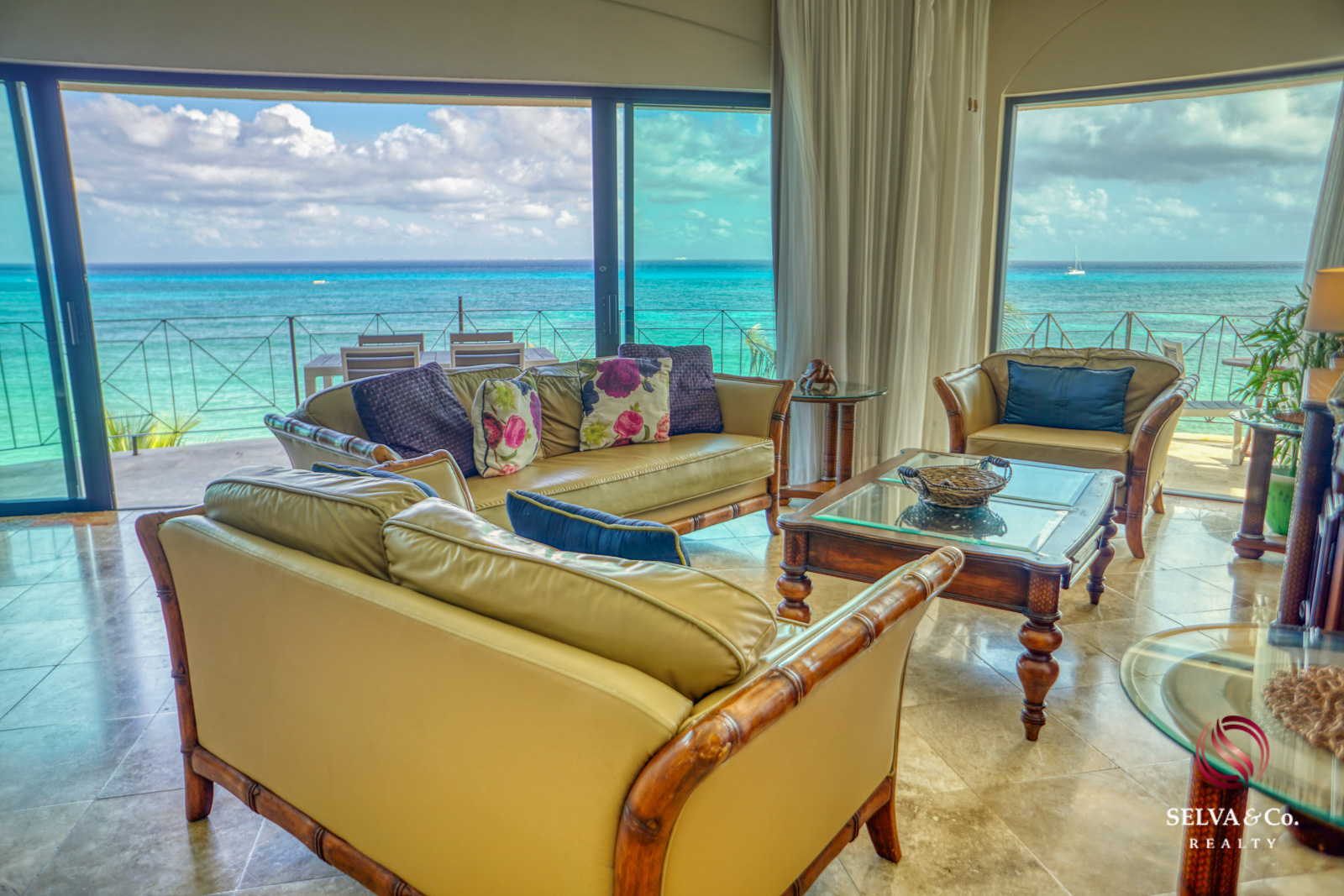 Condominio frente al mar con alberca privada, 3,000 m2 de Albercas, campo de Golf, Club de playa, Corasol, en venta Playa del Carmen.