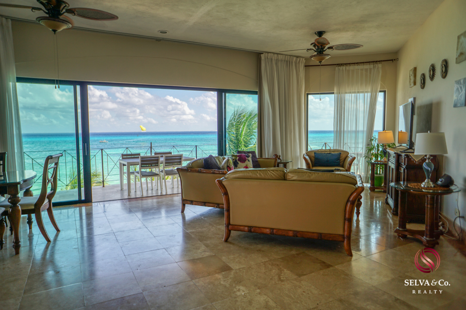 Condominio frente al mar con alberca privada, 3,000 m2 de Albercas, campo de Golf, Club de playa, Corasol, en venta Playa del Carmen.