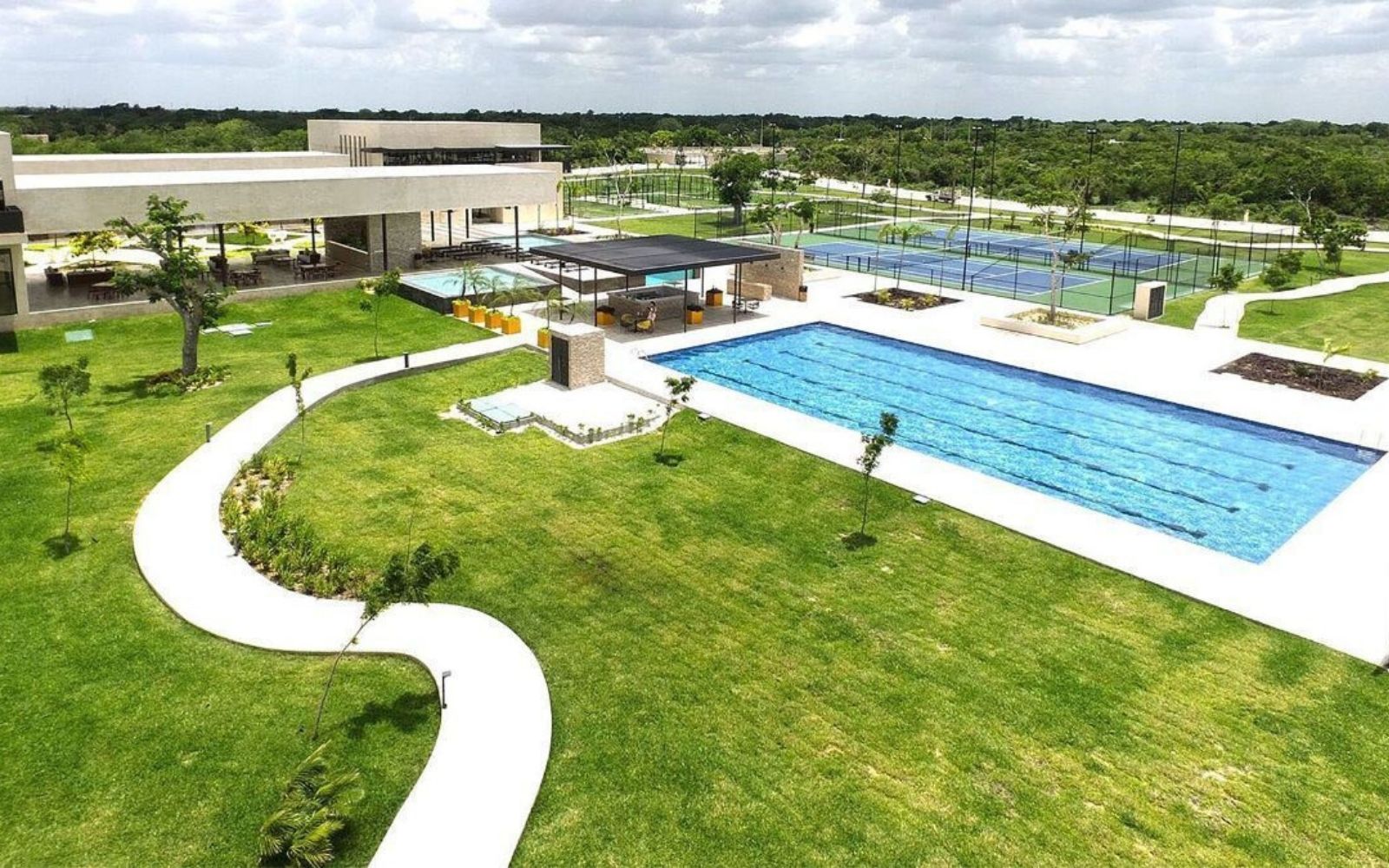 House with Covered Terrace and Private Pool for Sale in Temoz&oacute;n Norte, M&eacute;rida