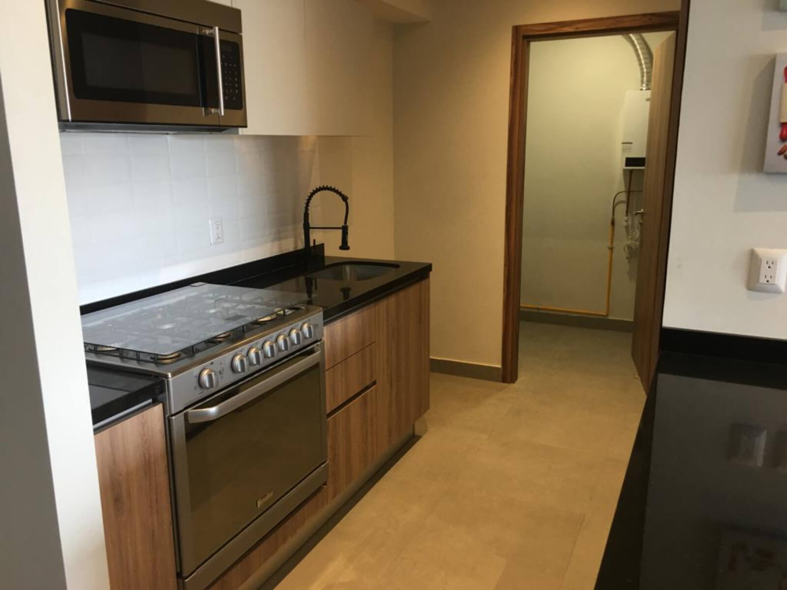 Condominio con sala de tv, 7,000 m2 de areas verdes con amenidades, cine, spa, alberca, jacuzzi, pre-construccion, Santa Fe venta Ciudad de