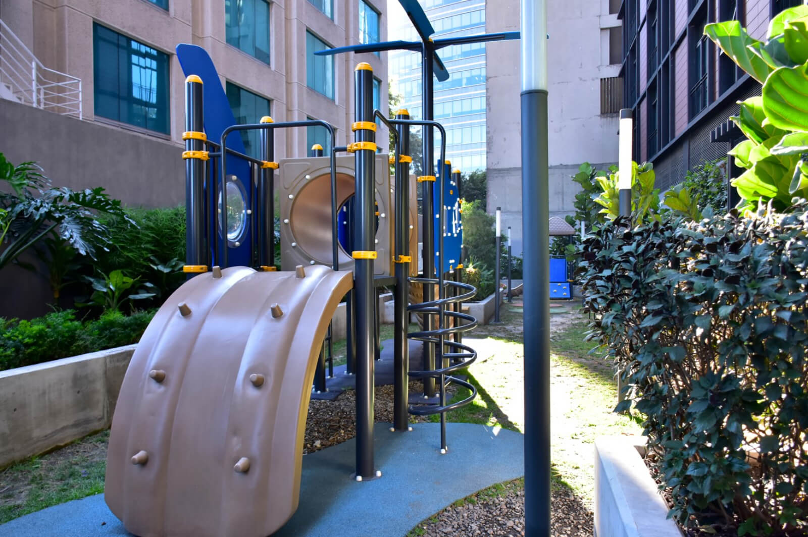 204 m2 condo with high ceilings, in Bosque Real, pet-friendly, covered pool, spa, playground, Huixquilucan Mexico City