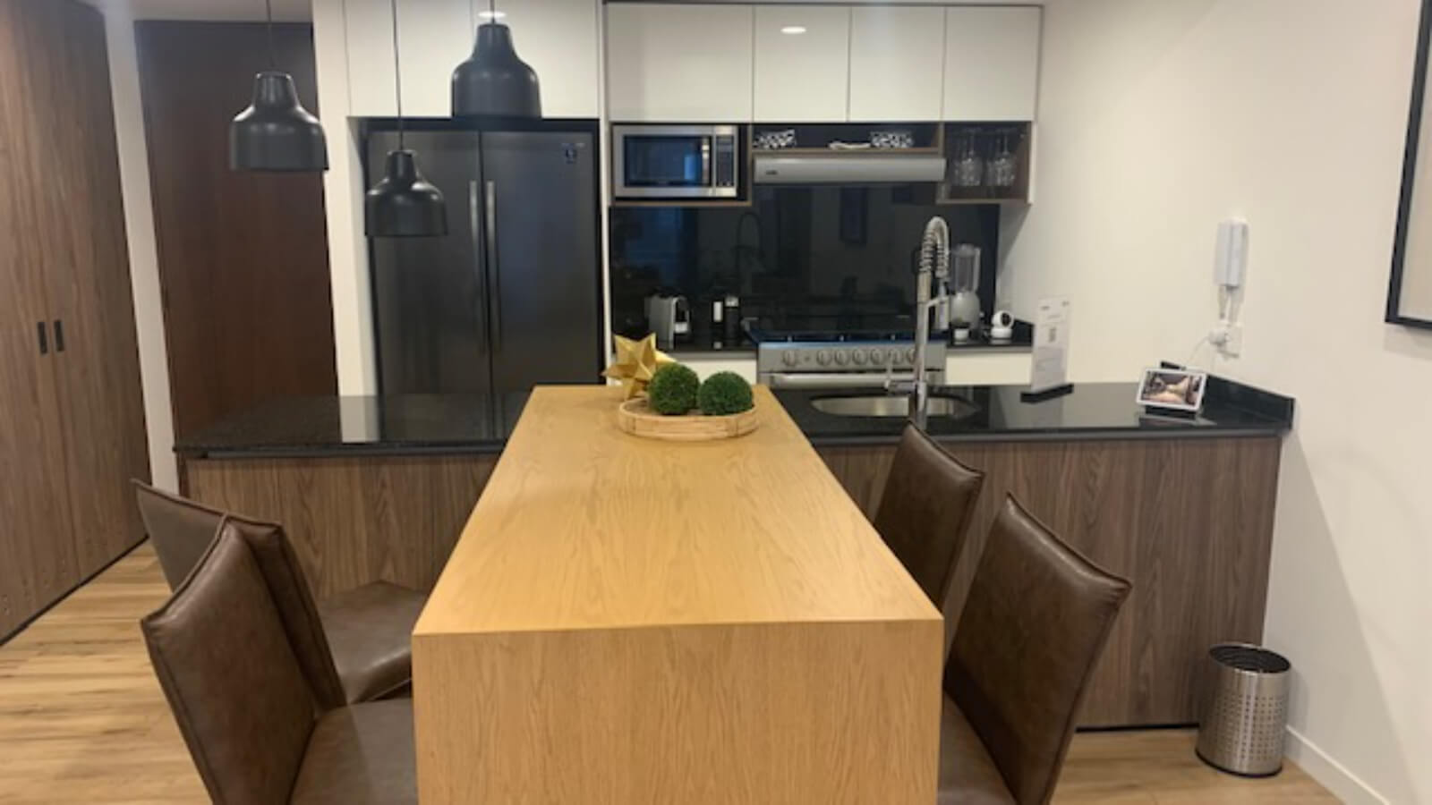 204 m2 condo with high ceilings, in Bosque Real, pet-friendly, covered pool, spa, playground, Huixquilucan Mexico City