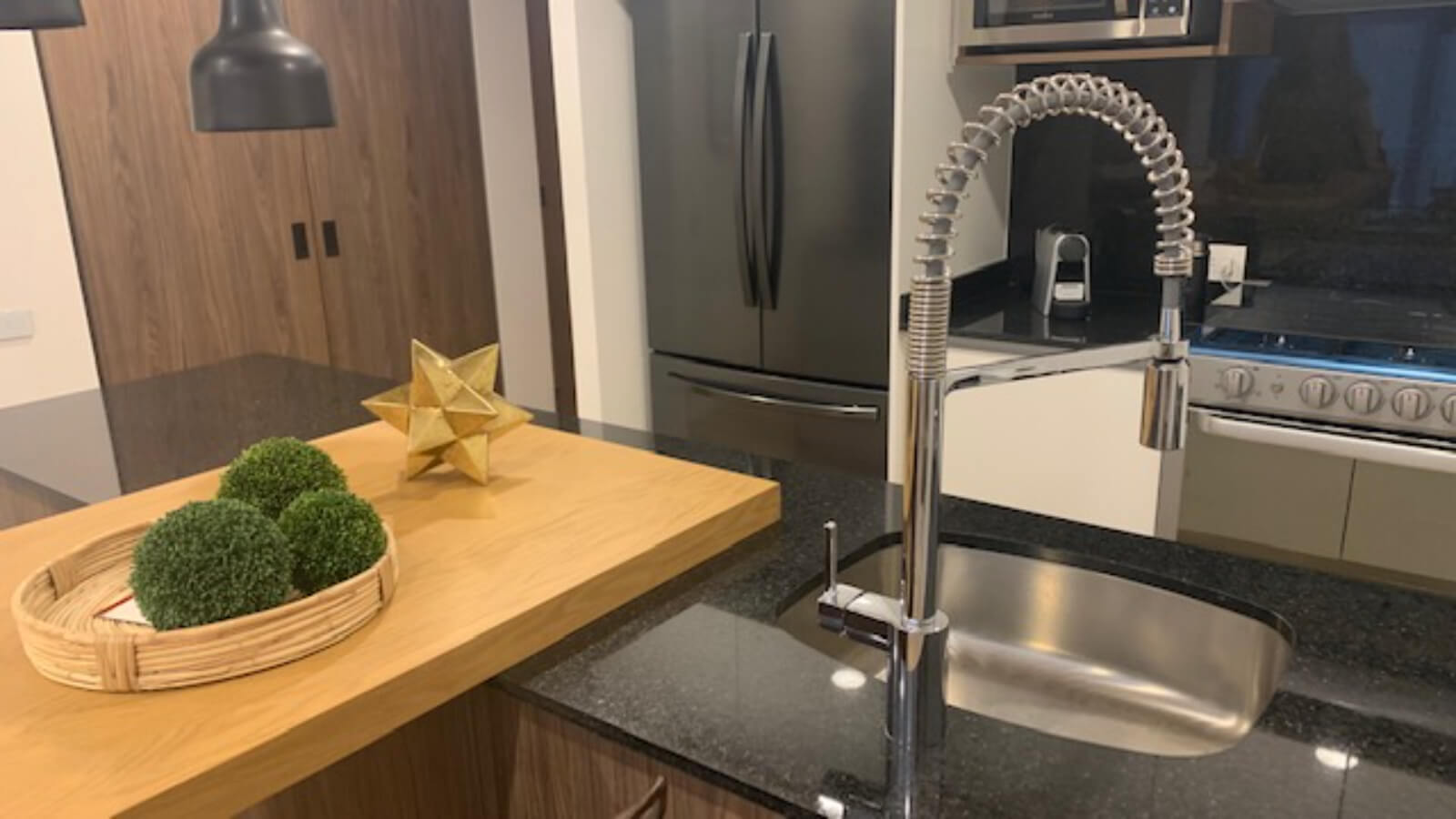 204 m2 condo with high ceilings, in Bosque Real, pet-friendly, covered pool, spa, playground, Huixquilucan Mexico City