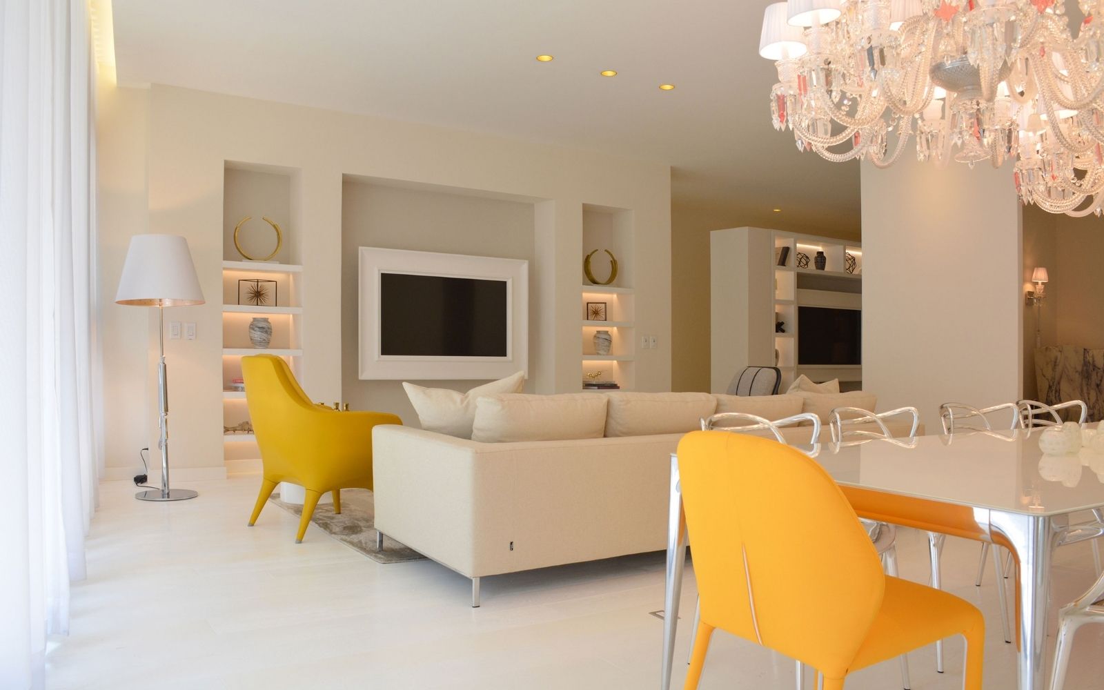 363 m2 condo, with private terrace, 7,000 m2 of green areas with amenities, cinema, spa, pool, jacuzzi, walk in closet, maid&amp;#39;s room, pre-con