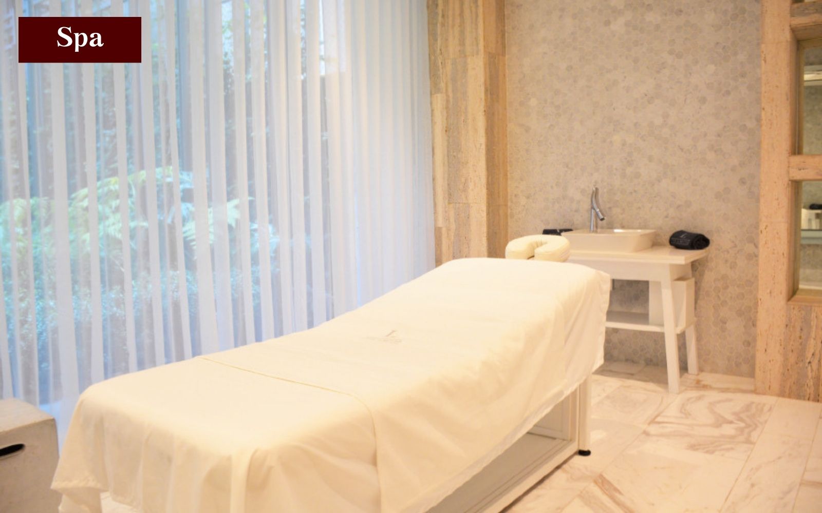 363 m2 condo, with private terrace, 7,000 m2 of green areas with amenities, cinema, spa, pool, jacuzzi, walk in closet, maid&amp;#39;s room, pre-con