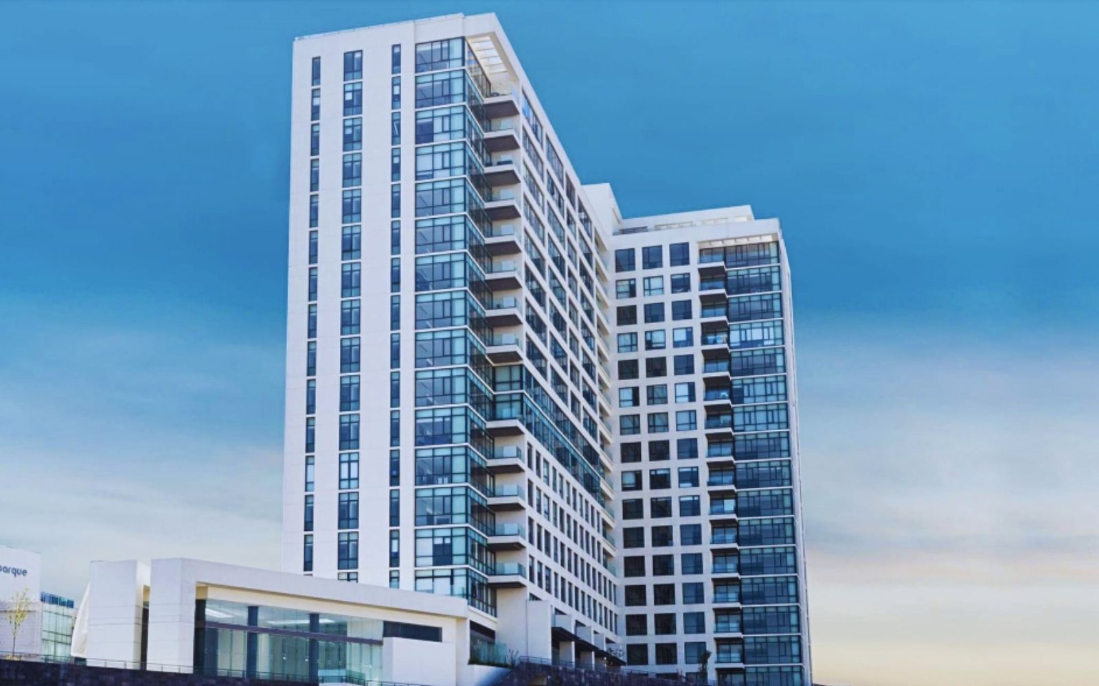 Condominio con terraza y gran balc&oacute;n, spa, jacuzzi, alberca en Interlomas CDMX.