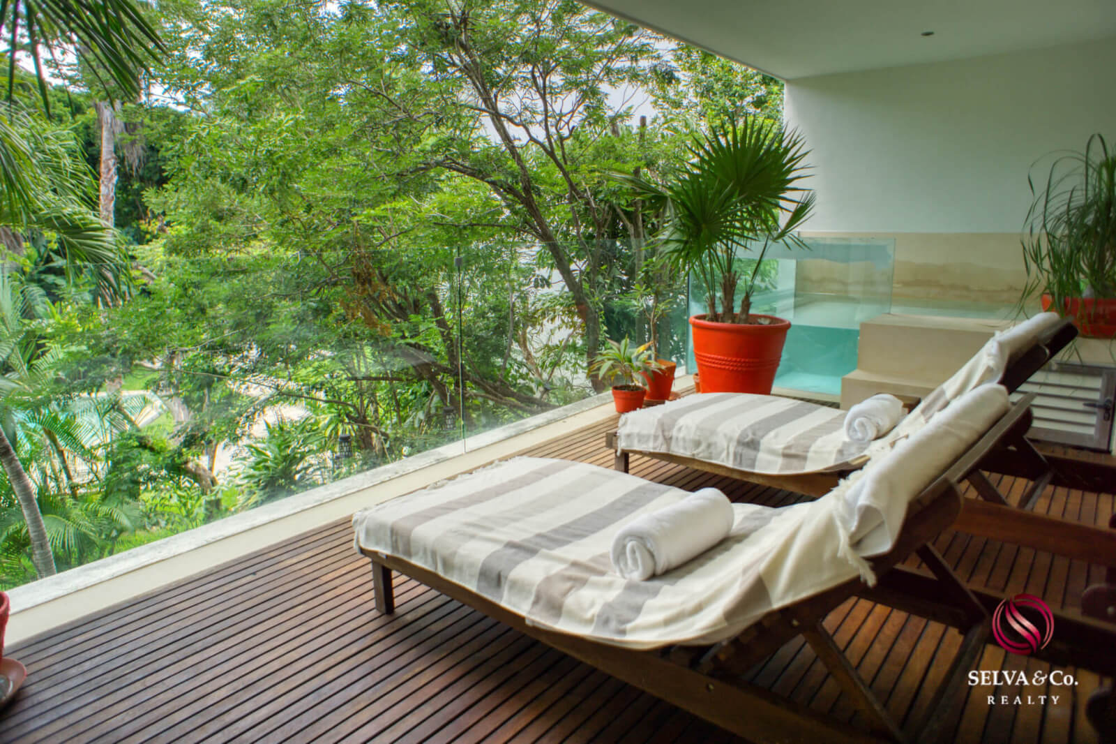 Ocean view condo, pool, 350 meters from the beach, pool, art gallery, unique design, roof garden with jacuzzi, for sale in Playa del Carmen.