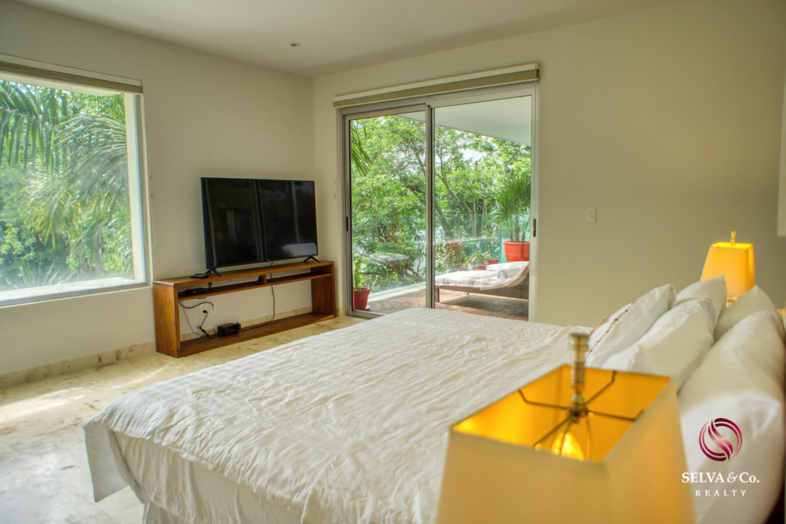 Ocean view condo, pool, 350 meters from the beach, pool, art gallery, unique design, roof garden with jacuzzi, for sale in Playa del Carmen.